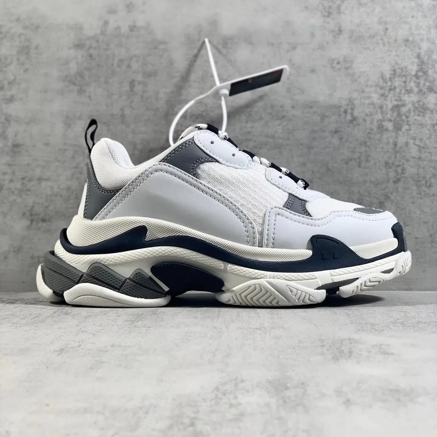 Luxurious Classic Design Brand Sporty Lightweight Mesh Upper Cushioning Sports Shoes for Men Women Fashionable Walking Shoes All