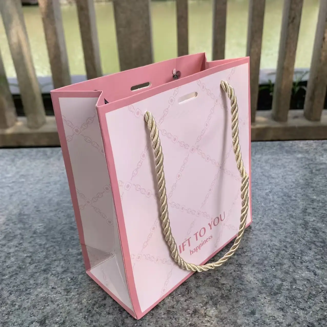 New Arrival Luxury Eco-Friendly Tote Paper Bag Thicken Clothing Shopping Logo Gift Packaging Pink Green Purple for Sushi Use